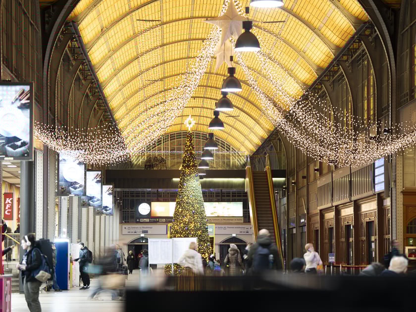 Choinka na Dworcu Gł&oacute;wnym. Świąteczne iluminacje we Wrocławiu